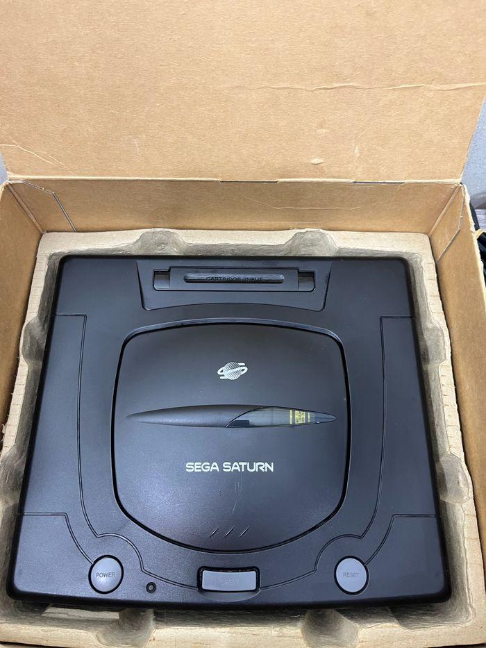 Sega saturn en boîte - photo numéro 3