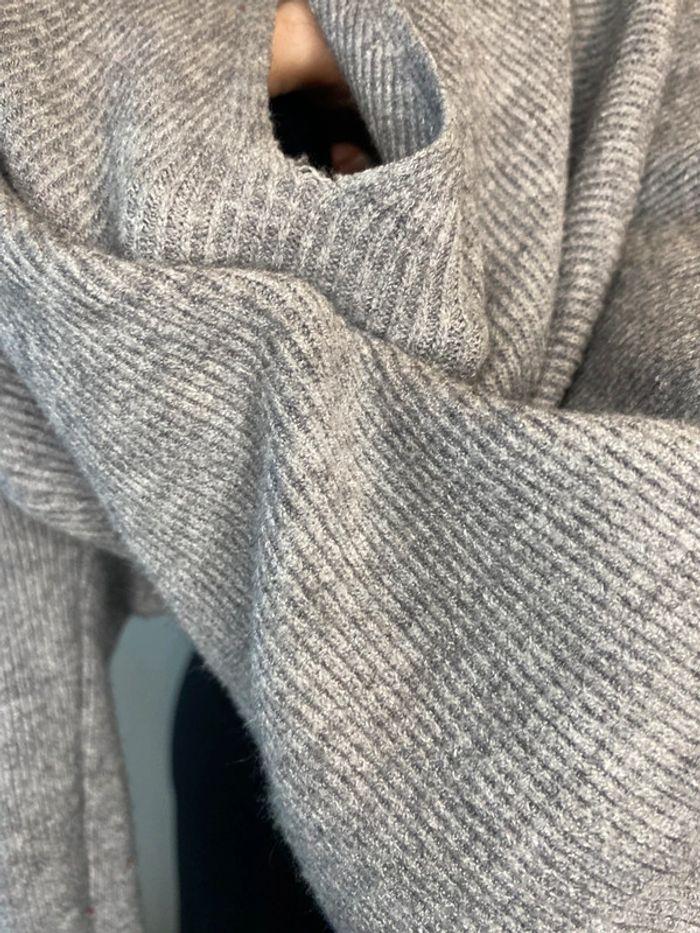 Pull moulant gris ouvert dans le dos taille S / 36 - photo numéro 5