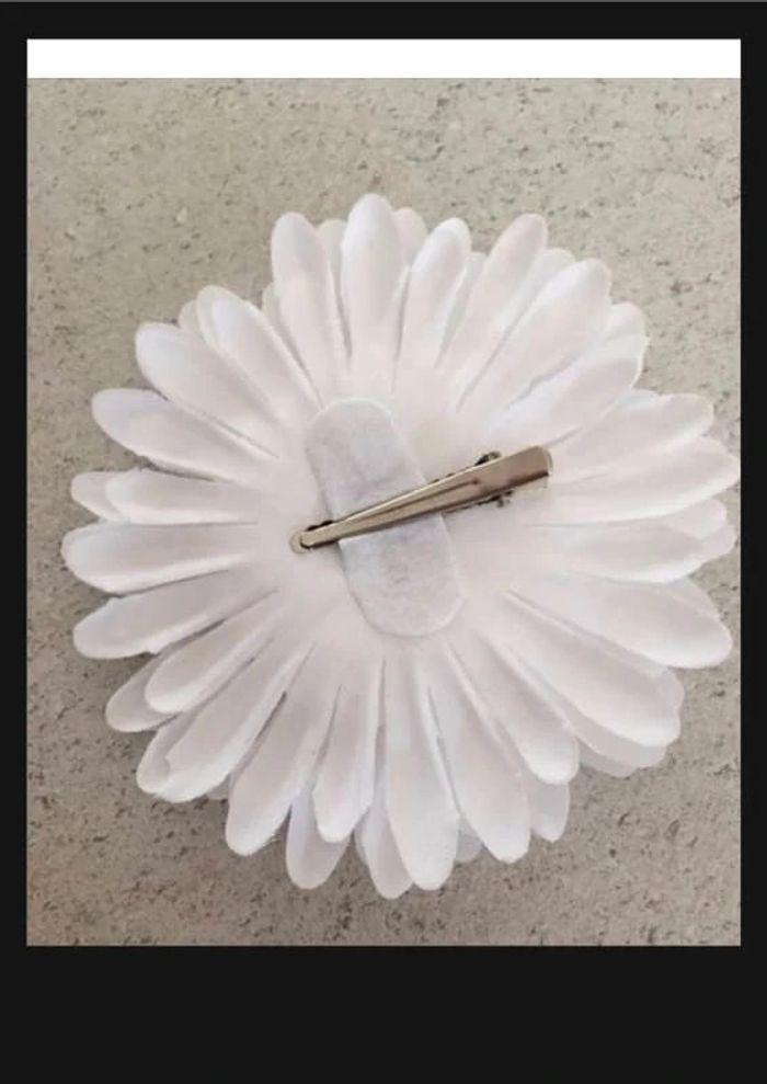 Barrette pince fleur blanche - photo numéro 2