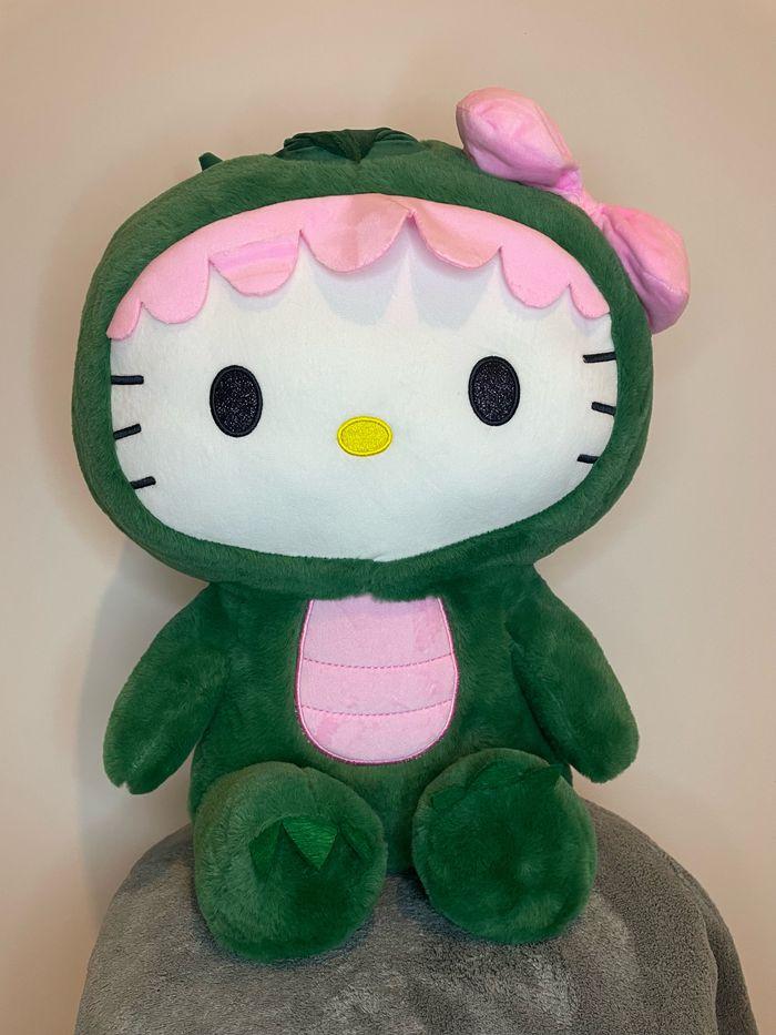 Peluche Sanrio Hello Kitty Dinosaure 🦖 - photo numéro 1