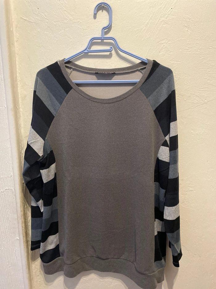 Pull gris et manches à rayures XL - photo numéro 1