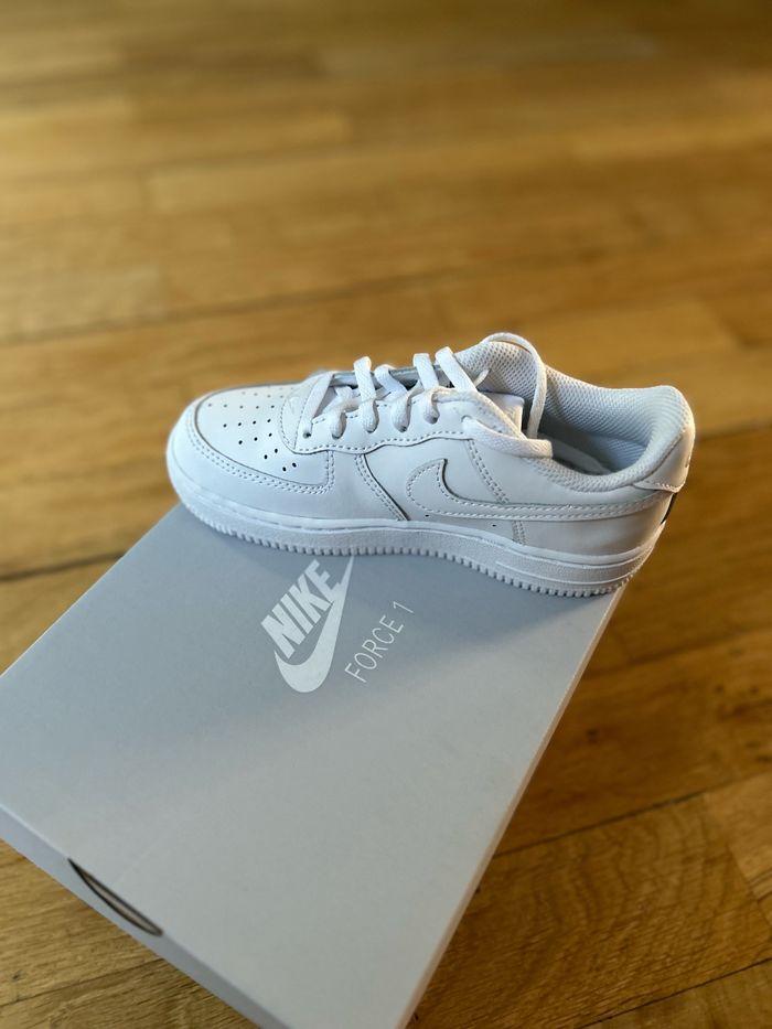 Nike Force 1 blanches pour enfants pointure 31 - photo numéro 4