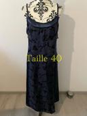 Robe de soirée à bretelles bleu marine en satin doublé motif noir suédine taille 40