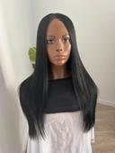 Jolie perruque lace front noire lisse