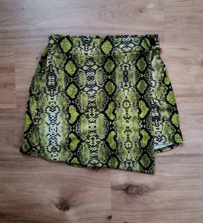 Jupe short Missguided motifs serpent noir et vert - photo numéro 1