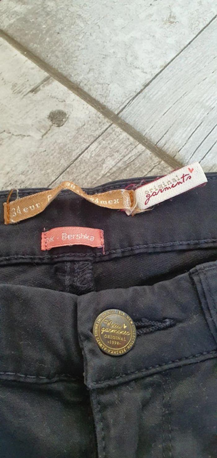 Très beau jean de chez bershka taille 34 en très bon état sauf une des fermetures en bas du jean - photo numéro 11