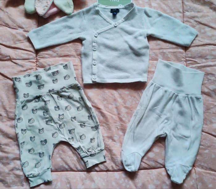 Lot gilet et deux pantalons bébé mixte différentes marques 1 mois - photo numéro 2