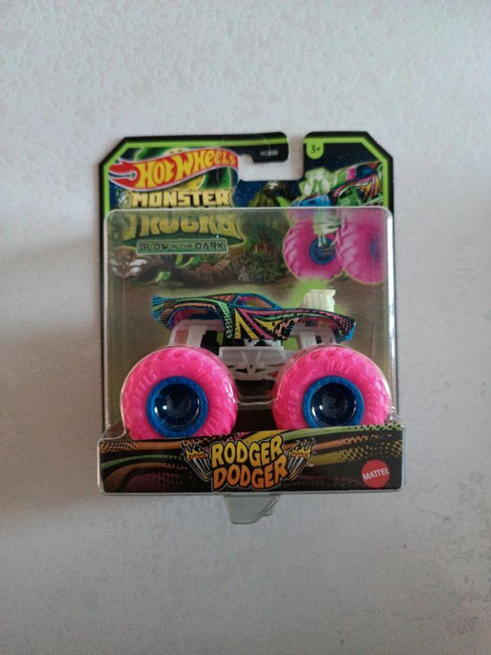 Monster truck hot Wheels Glow in the dark(phosphorescent) neuf 1/64 - photo numéro 1