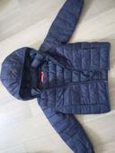 Manteau printemps été automne. Neuf.  Taille 4 ans .Mixte . Avec capuche. Et poches sur les côtés.