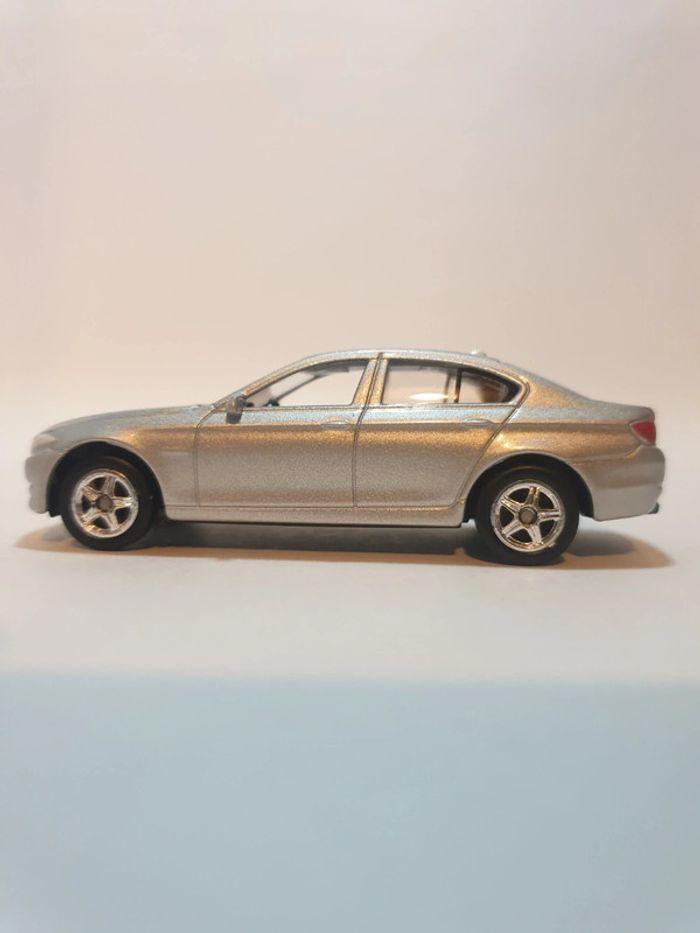 Welly BMW 535 i Serie 5 F10 Gris Métalisé n° 52319 - 1/64 - photo numéro 11