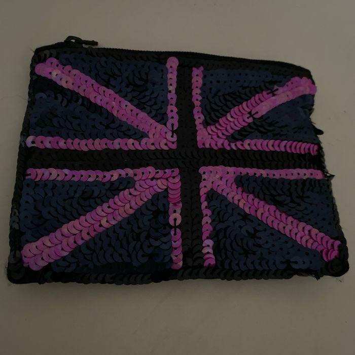 Porte -monnaie à sequins noir avec drapeau britannique mauve