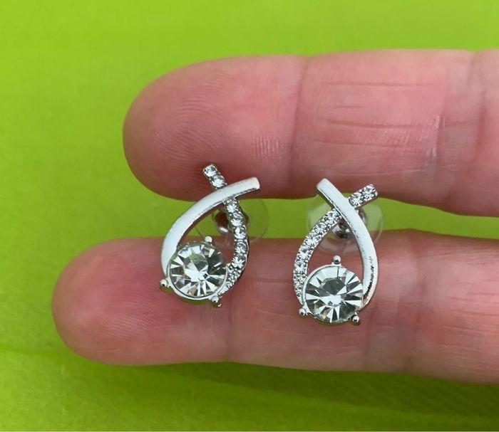 Très belle paire de boucles d’oreilles strass en alliage argenté - photo numéro 5