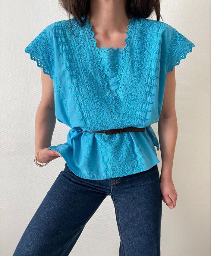 Top bleu à broderie anglaise - photo numéro 3