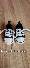 Petite paire de baskets bébé