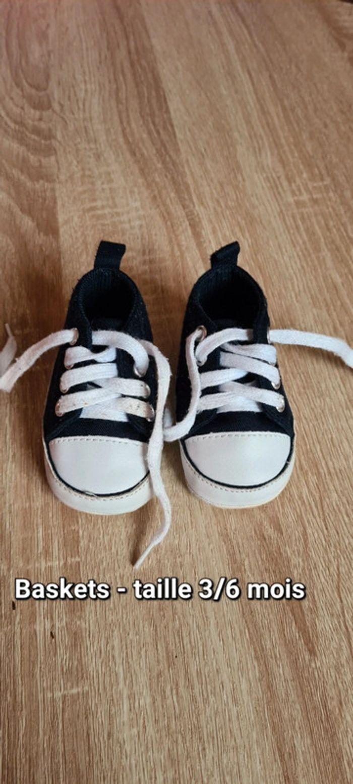 Petite paire de baskets bébé - photo numéro 1