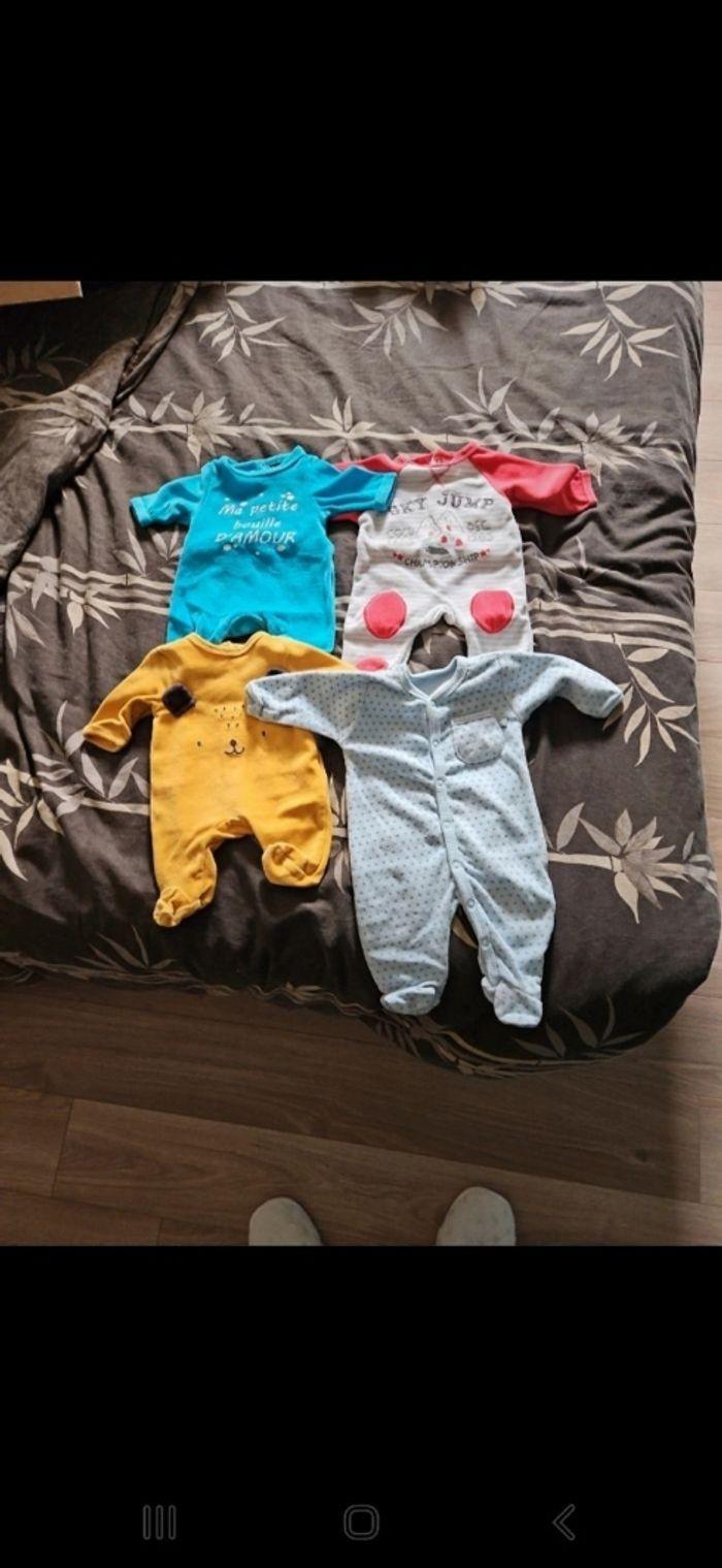 Lot de 4 Pyjamas bébé 0 mois jamais porté - photo numéro 1