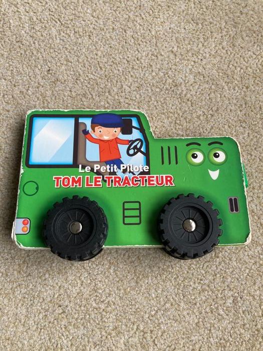 Livre le petit pilote tom le tracteur - photo numéro 1