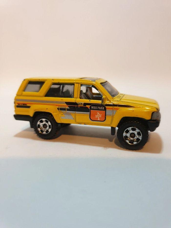 Matchbox 2013 Toyota 4Runner 1985 jaune MBX Park - 1/64 - photo numéro 4