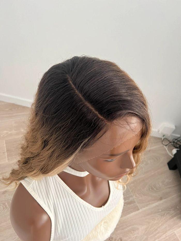 Perruque châtain avec mèche blonde ondulée courte lace front raie de côté - photo numéro 9