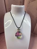 Collier pendentif rond en verre fleurs séchées