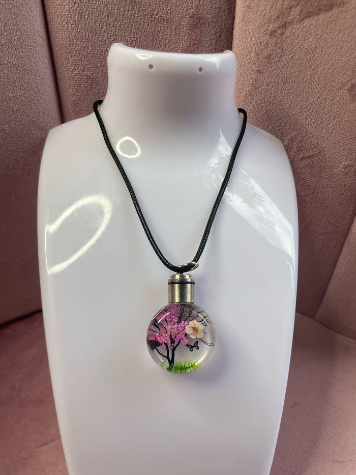 Collier pendentif rond en verre fleurs séchées - photo numéro 1