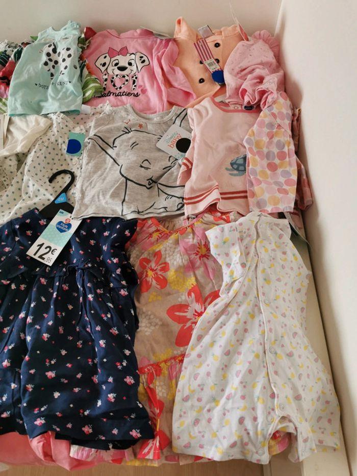 Gros lot de 50 vêtements fille taille 6 mois - photo numéro 2