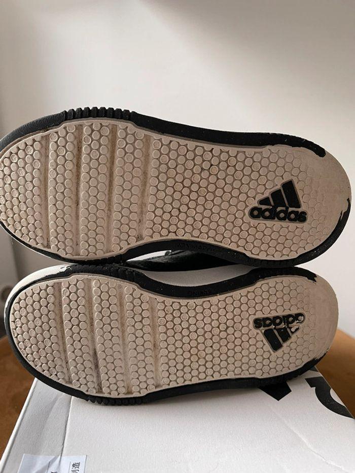 Baskets à scratch enfant adidas taille 26.5 noires et blanches - photo numéro 4