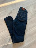 Jean Levi’s skinny bold curve