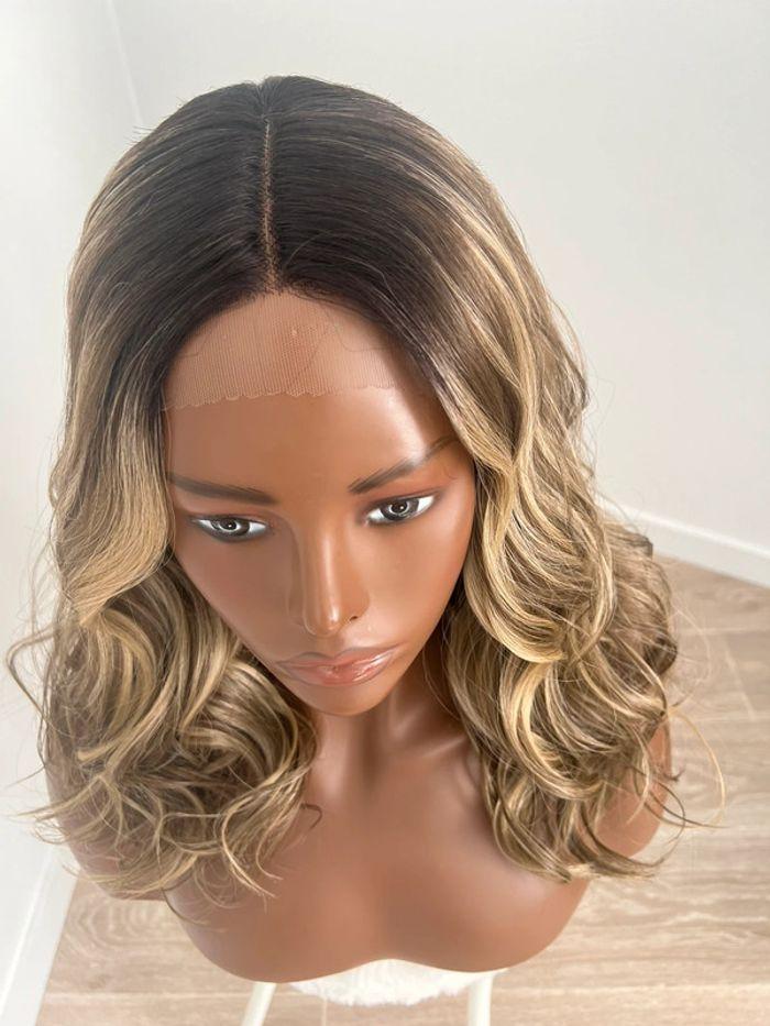 Magnifique perruque blonde ondulée lace front - photo numéro 3