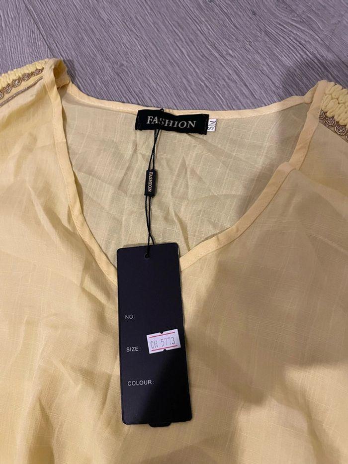 Blouse manche courte jaune col V volant manche et bas brodé doré épaule neuf fashion taille S/M - photo numéro 3