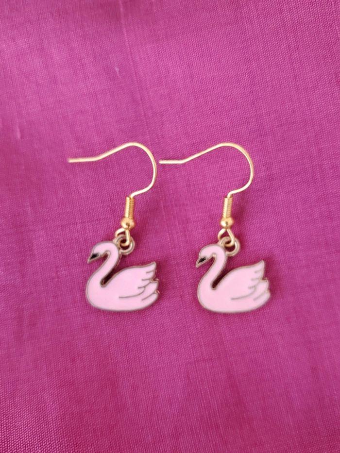 Boucles d'oreilles doré cygne rose