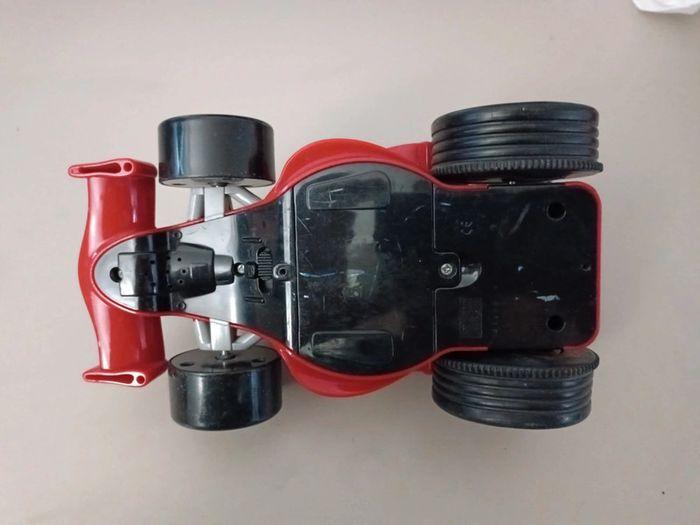 Voiture de formule 1 qui avance tout seul avec son F1 - photo numéro 11