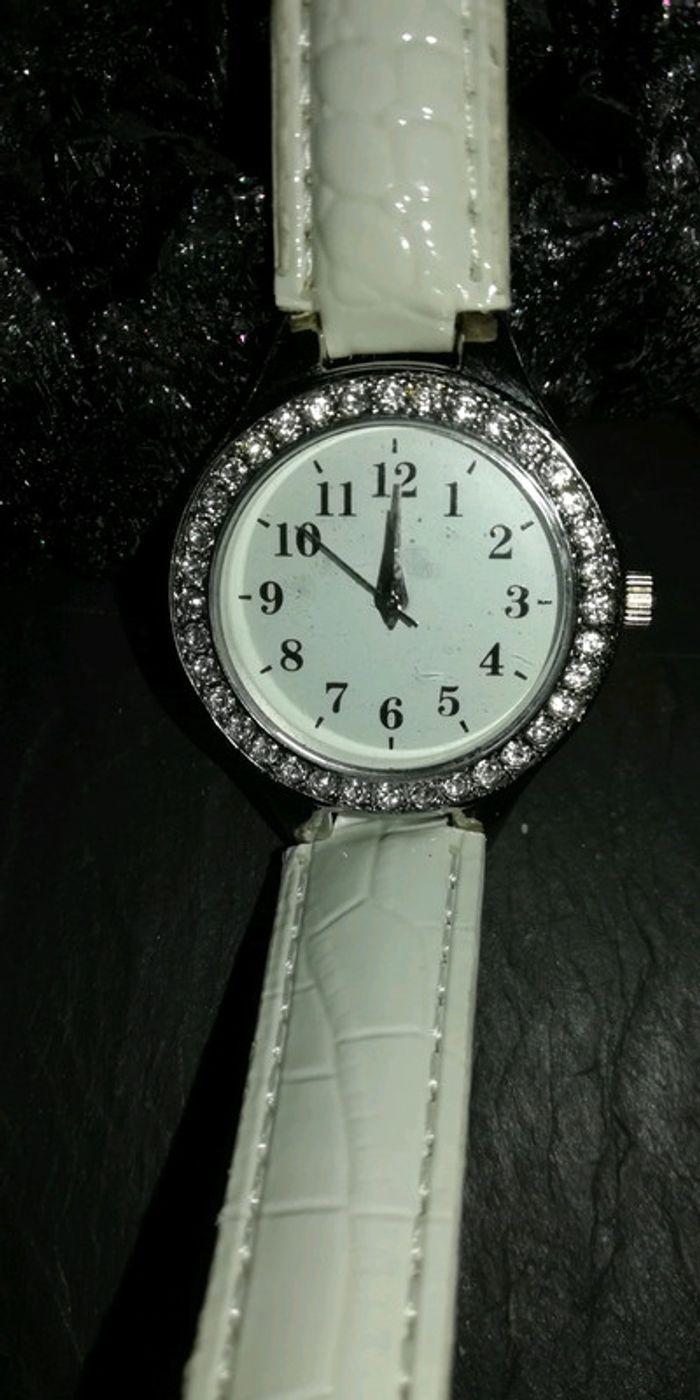 Montre blanche et strass - photo numéro 2