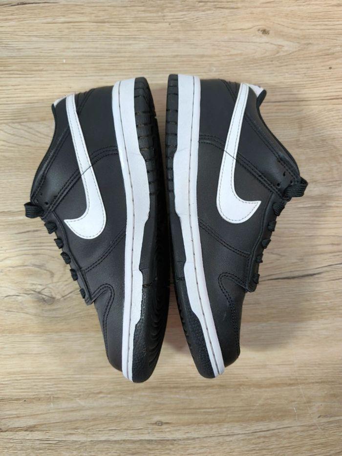 Baskets Nike dunk low blanches et noires pointure 37,5 neuves sans boîte - photo numéro 3