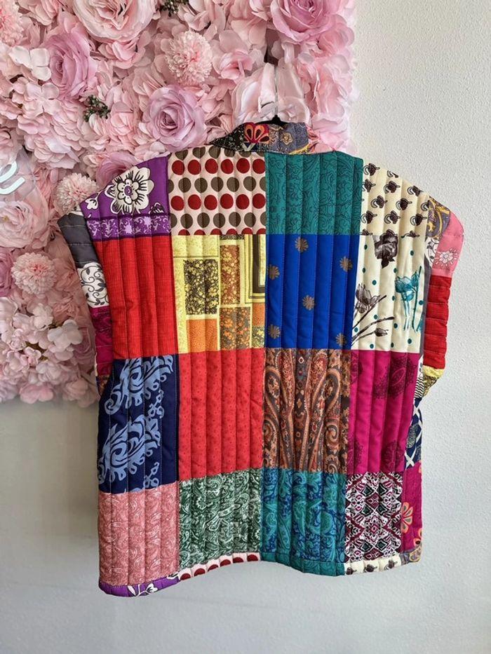 Gilet sans manches matelassé, taille U patchwork de couleurs vives - photo numéro 7