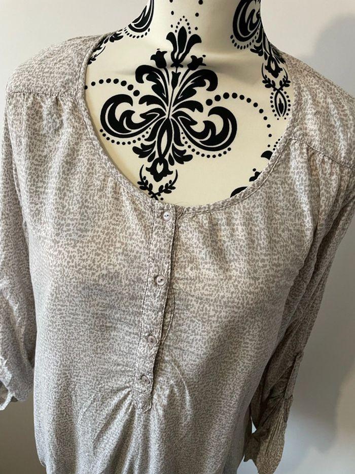 Blouse beige à motifs blanc manches longue modulable manche 3/4 cache cache taille 3 soit taille 40 - photo numéro 2