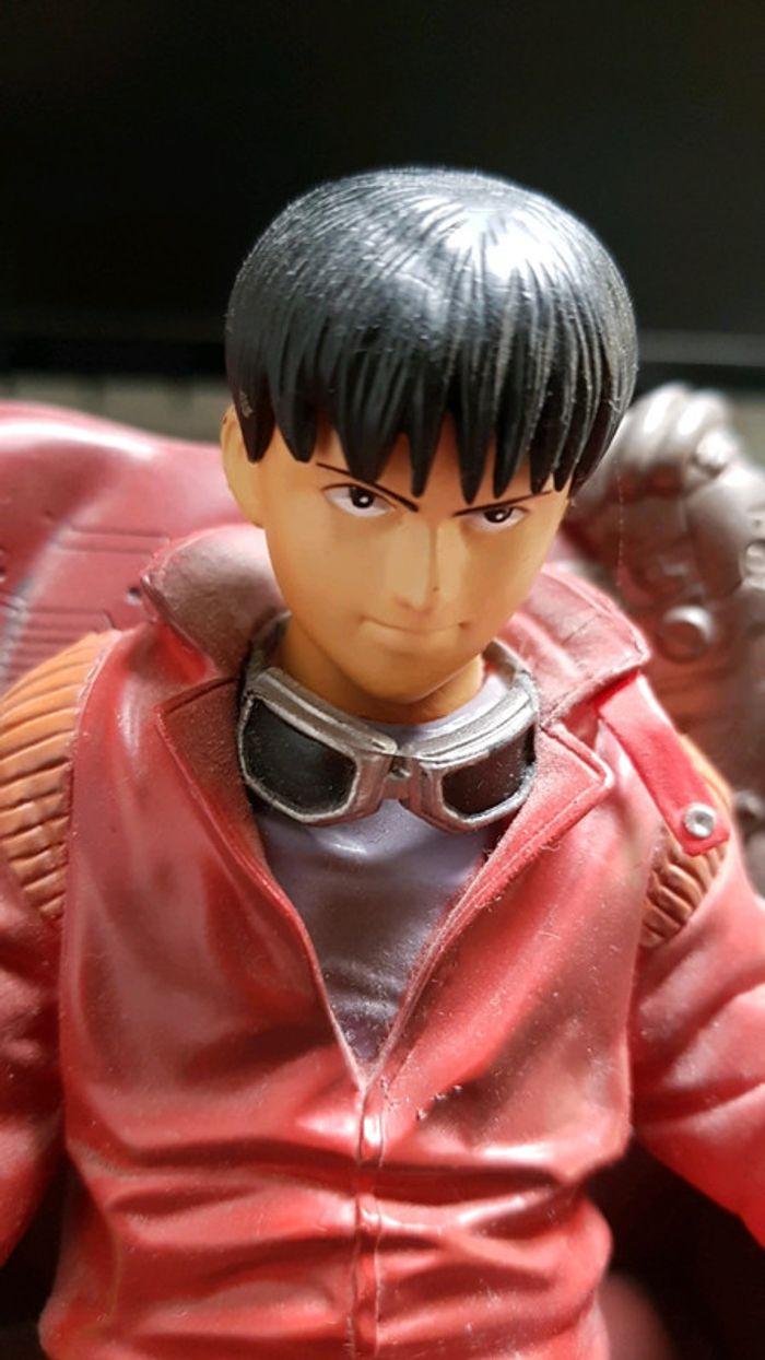 Figurine Akira Kaneda assis dans un fauteuil - photo numéro 2