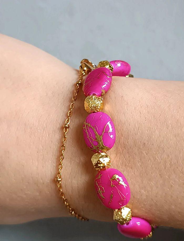 Bracelet en perles fushia et dorées - photo numéro 3