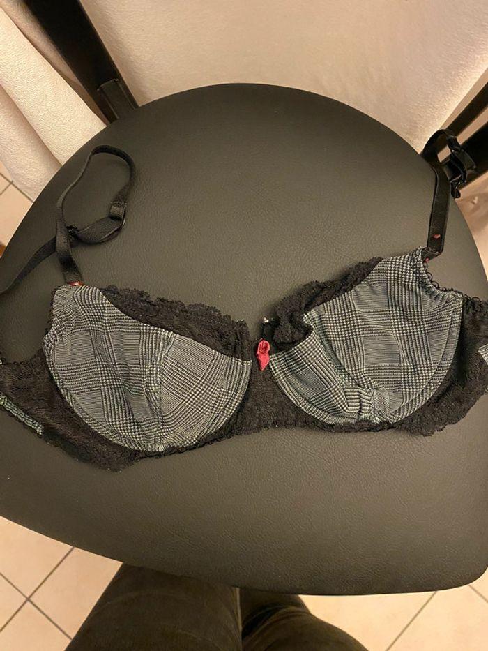 Soutien gorge gris et noir - photo numéro 1