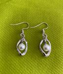 Très belle paire de boucles d’oreilles pendantes perle blanche en alliage de zinc argenté