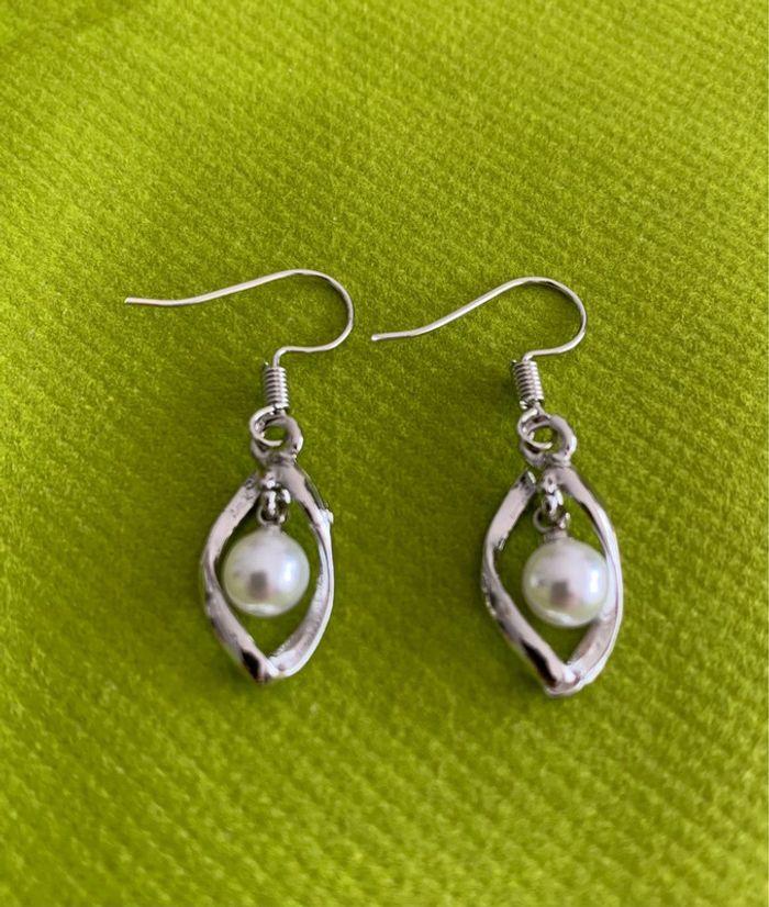 Très belle paire de boucles d’oreilles pendantes perle blanche en alliage de zinc argenté - photo numéro 1