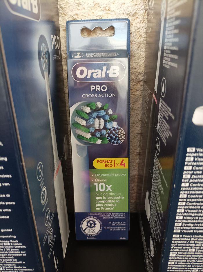 Lot Oral-B 2 brosses à dents électriques  + 8 brossettes sous blister - photo numéro 3