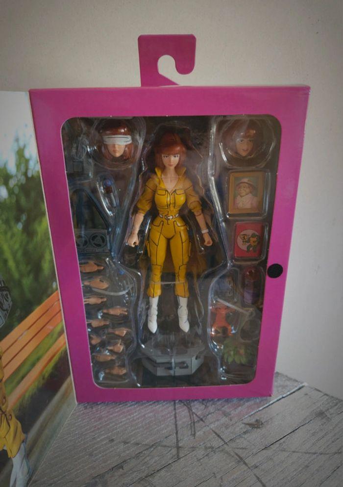 Figurine April O'neil Neca Tortue Ninja - photo numéro 2