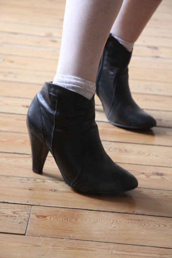 Belles bottines en cuir noir - taille 39 - photo numéro 1