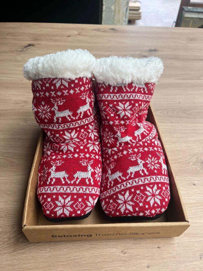 Chaussons thermo-relaxants avec noyaux de cerises thème Noël - photo numéro 1