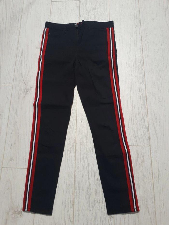 Pantalon noir avec rayures rouge et blanche sur le côté - photo numéro 1