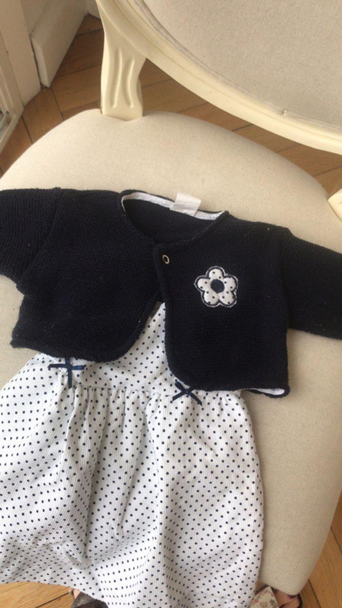 Robe bébé à pois et gilet assorti - photo numéro 1