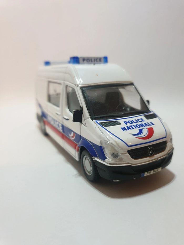 Burago Mercedes-Benz Sprinter Police Nationale 1/48 - photo numéro 4