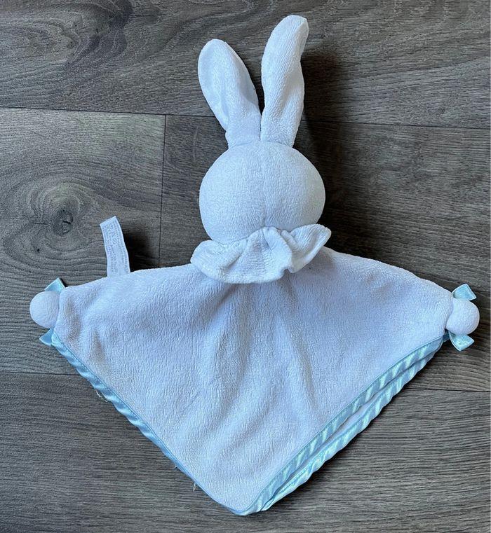 Très beau doudou lapin blanc satin bleu Anna club push - photo numéro 2