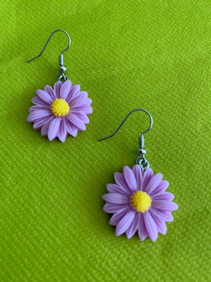 Boucles d’oreilles pendantes fleur marguerite violette en résine - photo numéro 3